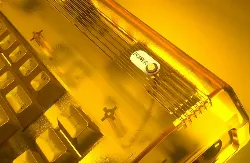 La imagen muestra un teclado y una carcasa de computadora en tonos amarillos brillantes. En el lado derecho, destaca un botón de encendido marcado con la palabra "POWER". La luz amarilla sugiere un ambiente cálido y nostálgico, evocando una sensación de retro y tecnología clásica. Los detalles del teclado, con teclas visibles, añaden un toque de familiaridad, mientras que el brillo general de la escena transmite una atmósfera de innovación y creatividad.